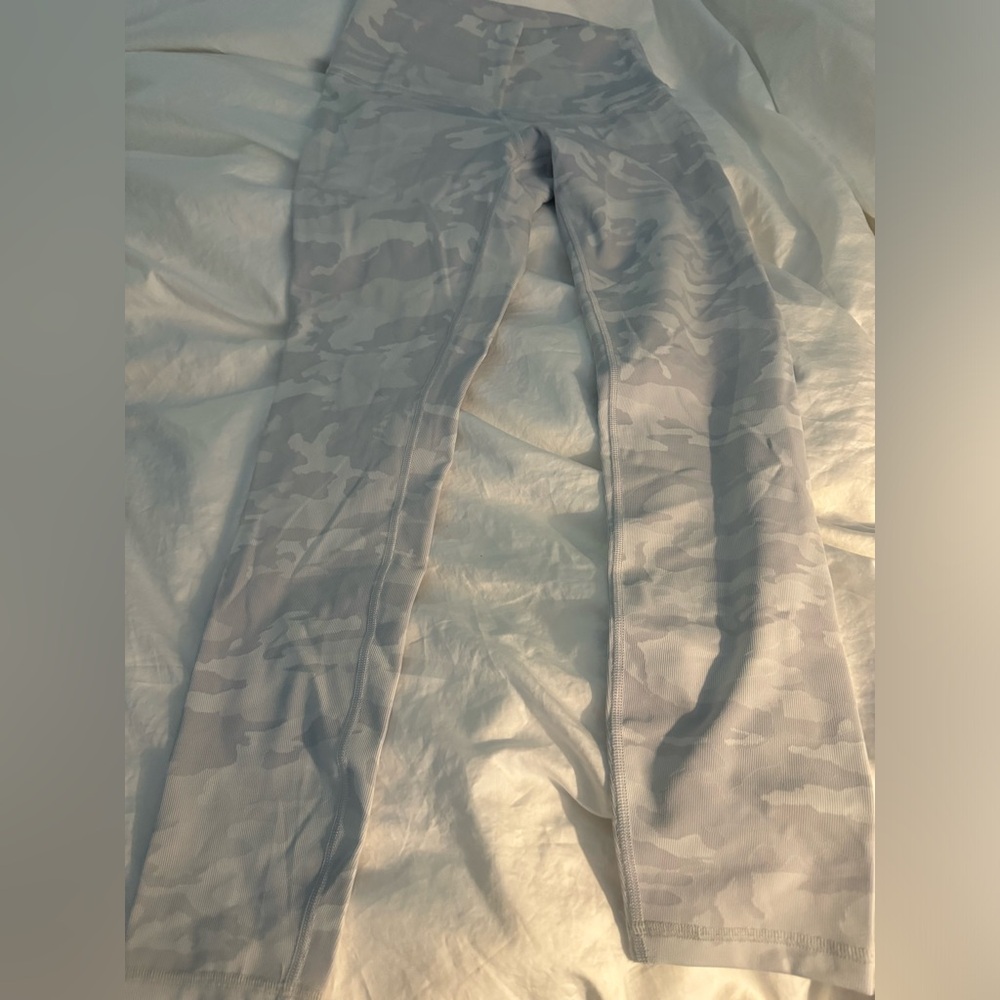 Lululemon Wunder Under High-Rise Tight 25" *Luxtreme
Incognito Camo Alpine White